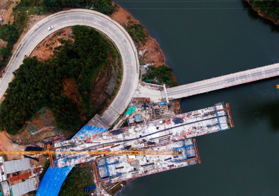 廣西：河面水霧美 波上寒煙翠