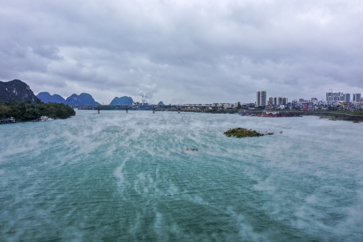 廣西：河面水霧美 波上寒煙翠