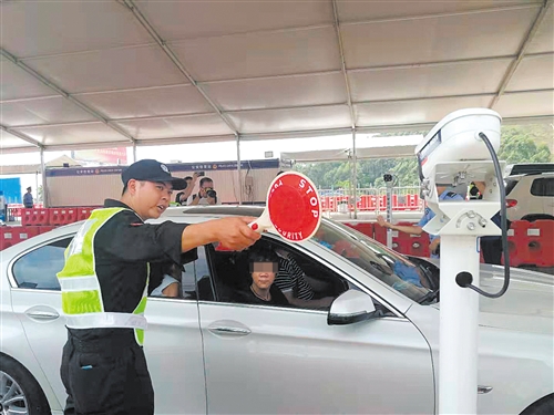 廣西首次啟用人車安檢快速自助通道系統