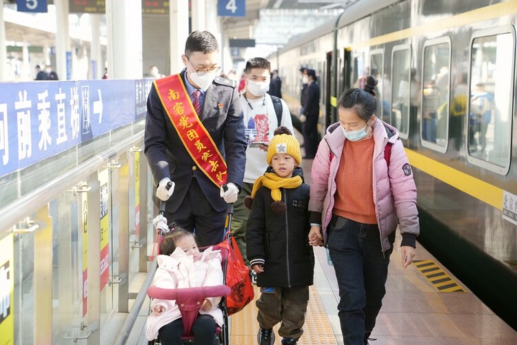 廣西鐵路部門開展“列車送萬福”活動