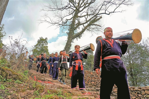 廣西金秀：大瑤山黃泥鼓舞傳新韻