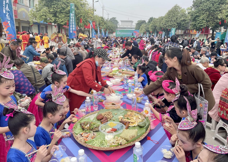 中國—越南國際邊關“春龍節”在崇左市龍州縣舉辦_fororder_圖片4