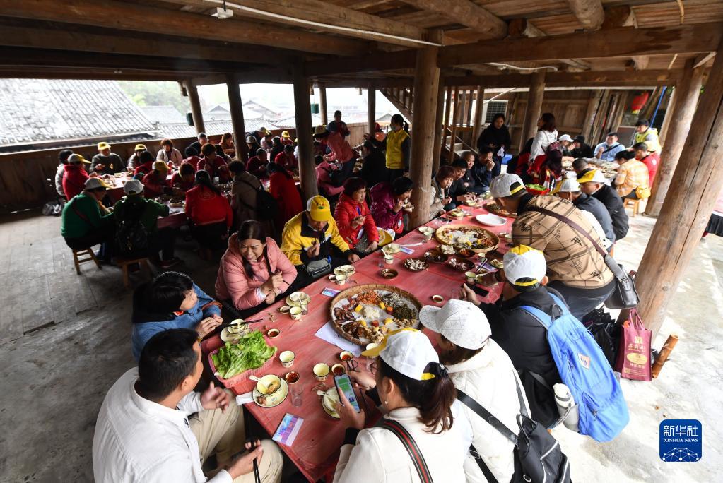 “粵桂協作”旅遊專列開進大苗山