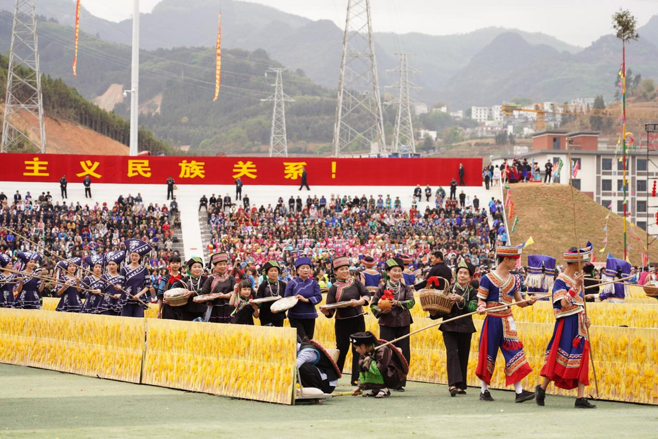 廣西隆林各族自治縣舉行成立70週年慶祝大會 各族同胞載歌載舞慶縣慶_fororder_圖片27