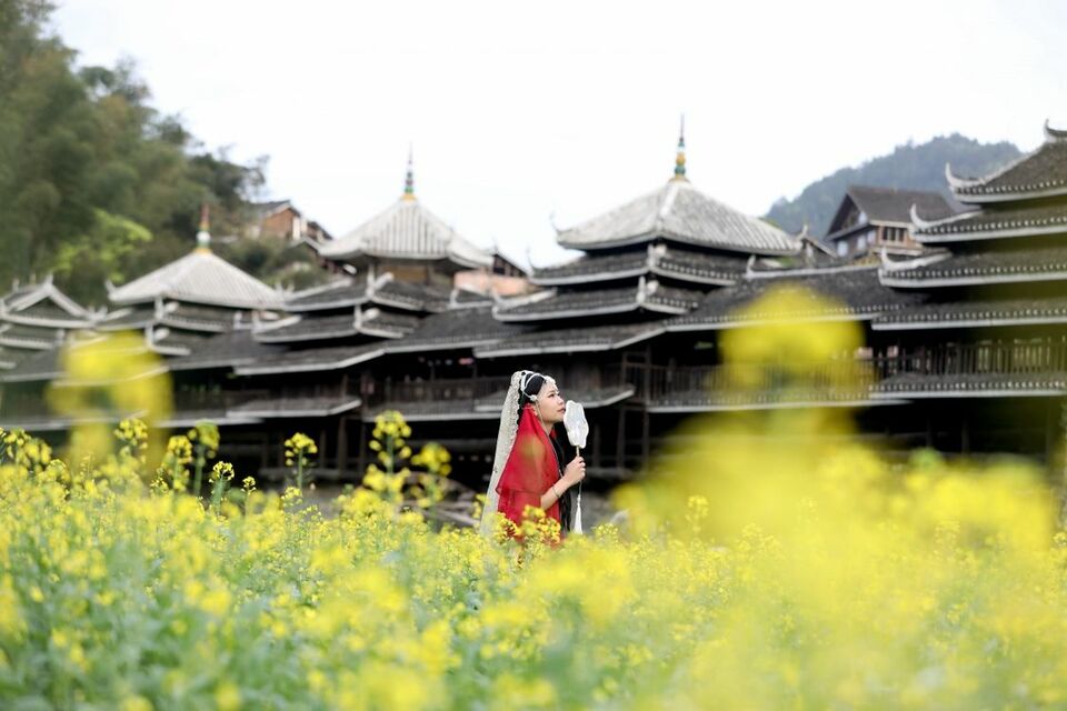 廣西：花映樓橋美如畫