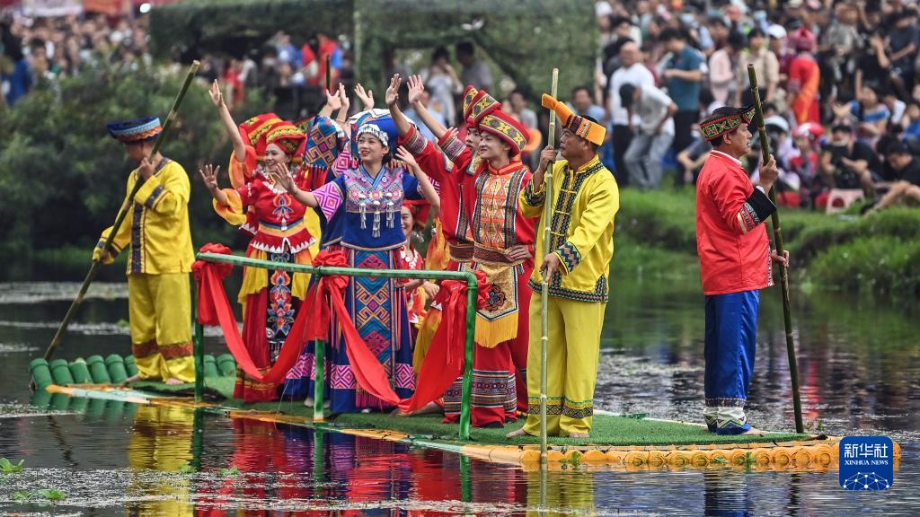 廣西：慶祝“三月三” 歡樂山水間