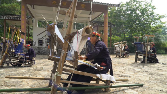 廣西龍州：讓千年壯錦傳承下去   讓“美女村”富起來