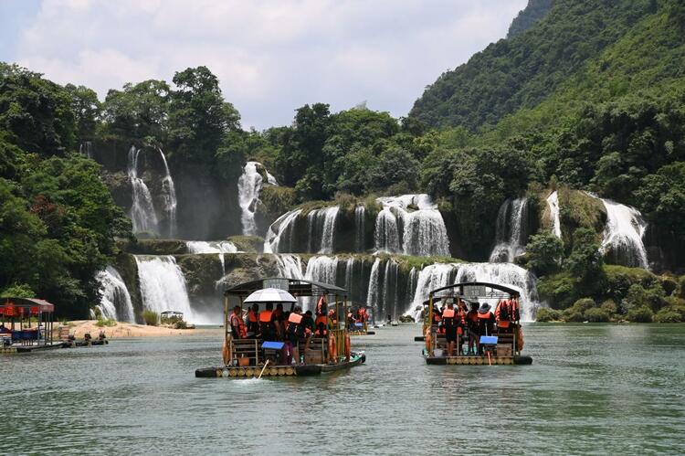 德天跨國瀑布景區迎泰國入境旅遊團  助推廣西大新旅遊全面復蘇_fororder_20230717_203802