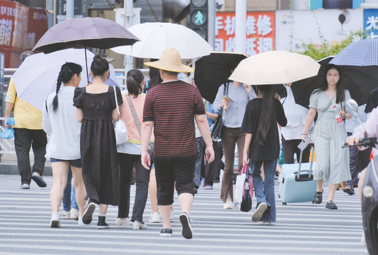 南寧：35+℃高溫天氣返場 雷雨偏愛午後“突襲”