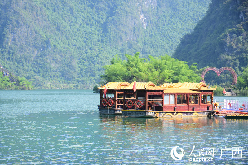 廣西淩雲：清涼夏日暢遊綠林碧水浩坤湖