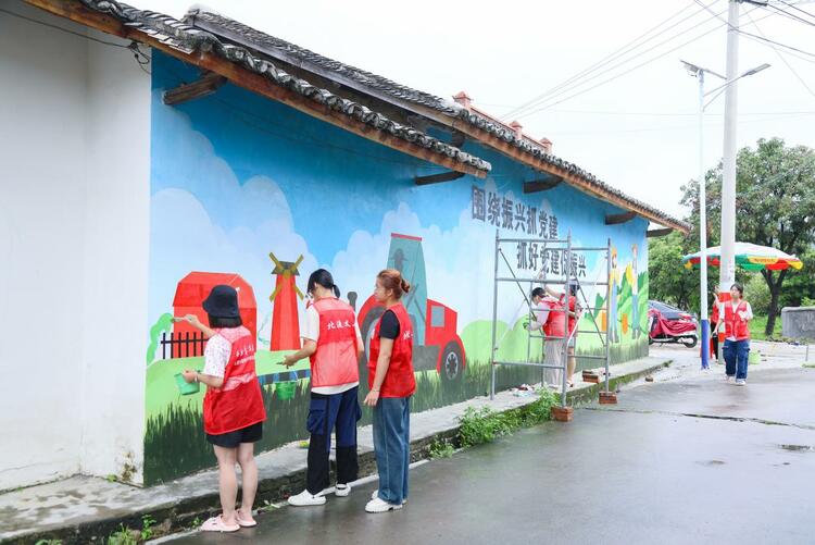 大學生志願者用主題墻繪扮靚廣西北流鄉村 為鄉村振興賦能加碼_fororder_7B5E97CA-CAB4-421B-9633-AAA3AD52E7B8