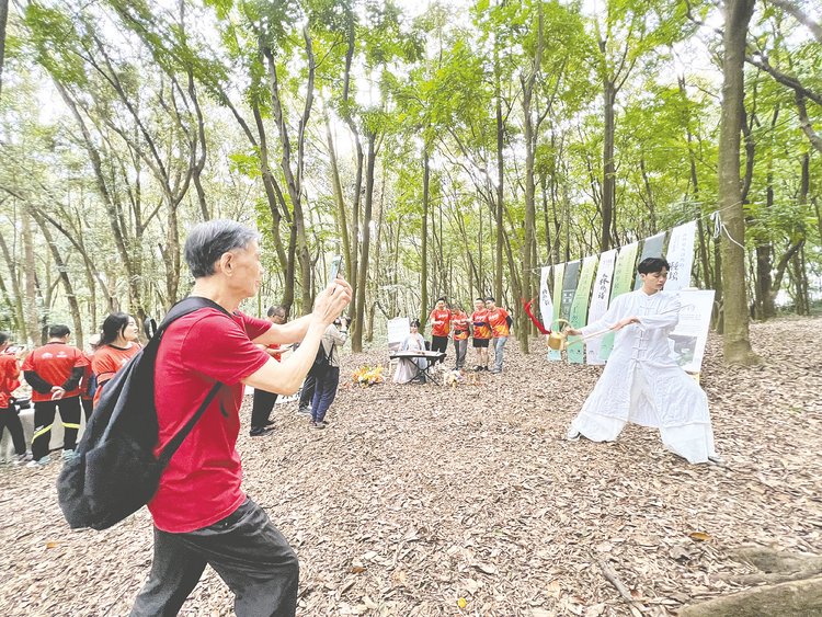 踏遍青山人未老 徒步登高願美好 南寧青秀山風景區舉辦重陽登高節