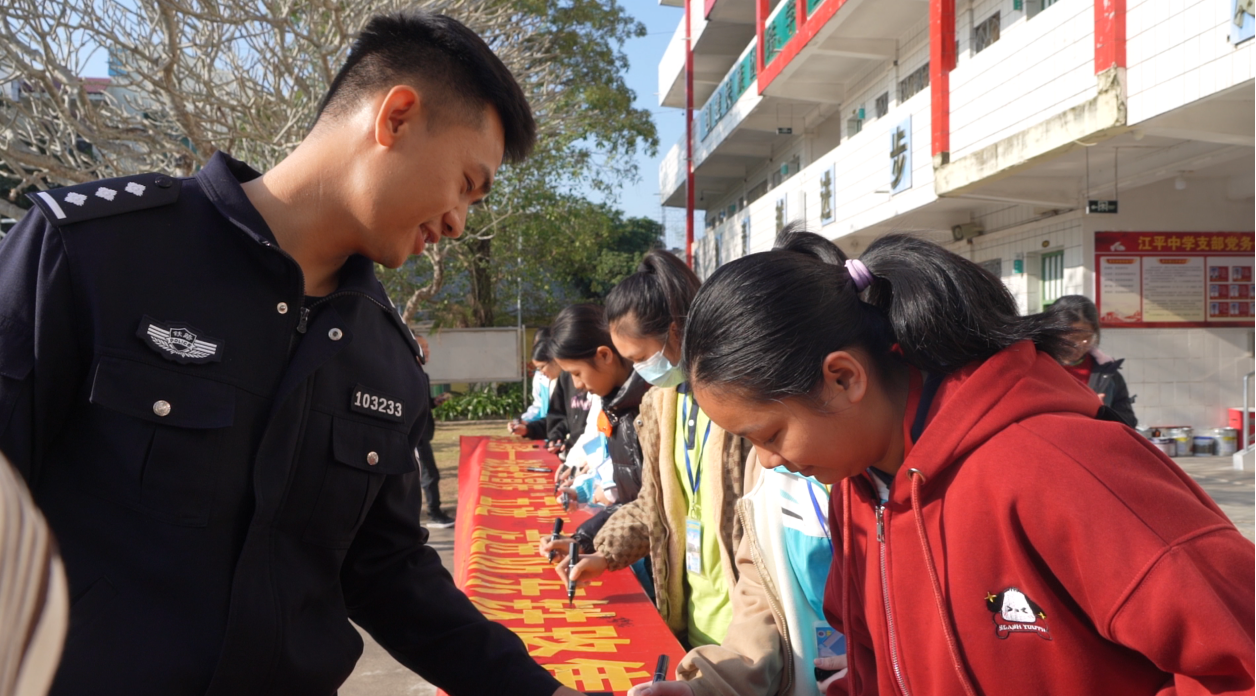 【家在國門邊】東興市站派出所副所長陸思霖：“國門鐵警”護航中外旅客“平安路”_fororder_圖片3