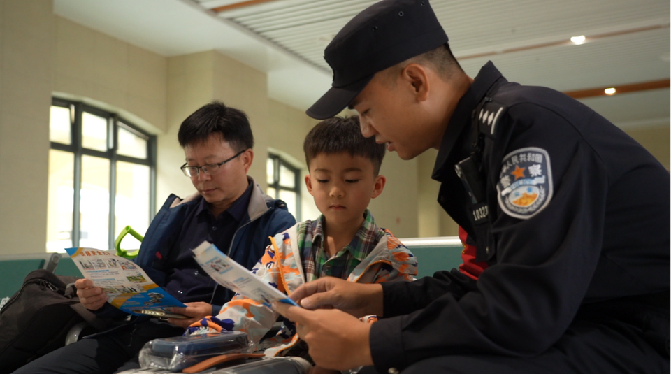 【家在國門邊】東興市站派出所副所長陸思霖：“國門鐵警”護航中外旅客“平安路”_fororder_圖片4