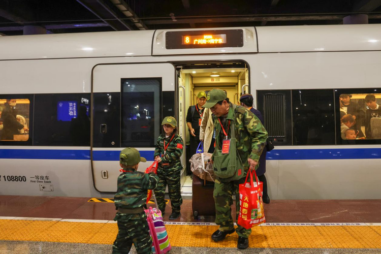 廣西迎來今年首趟返鄉專列 130名在粵務工退役軍人及家屬順利抵邕_fororder_圖片2