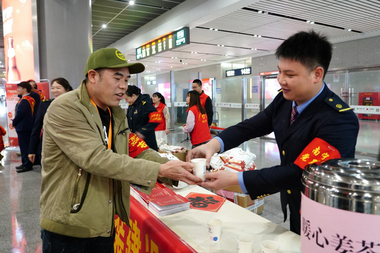 廣西迎來今年首趟返鄉專列 130名在粵務工退役軍人及家屬順利抵邕_fororder_圖片5