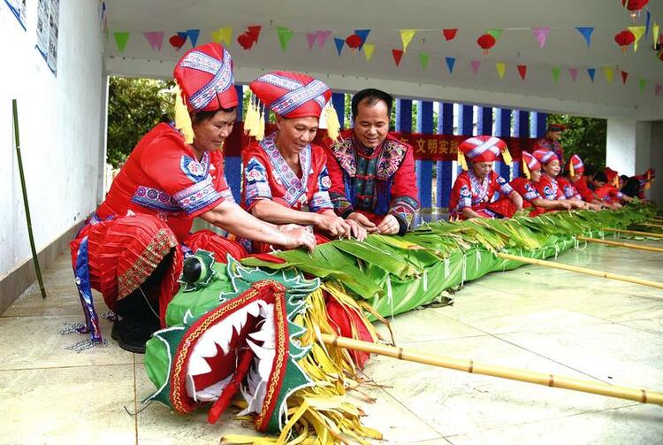 南寧：編制芭蕉香火龍 傳承非遺迎新春