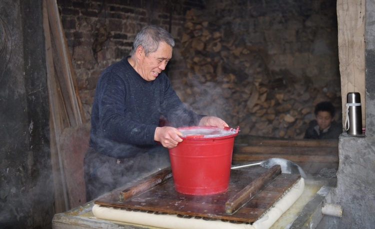 桂林市疊彩區：豆腐飄香年味濃_fororder_把豆腐腦脫水定型成豆腐_副本