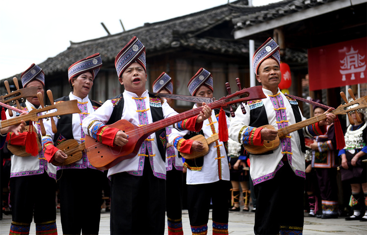 吹蘆笙彈琵琶歌慶“祭薩節” 中外遊客探秘廣西龍勝原生態民族文化_fororder_3月24日，在廣西桂林市龍勝各族自治縣樂江鎮寶贈村，侗族民眾在“祭薩節”活動上彈唱琵琶歌。.JPG