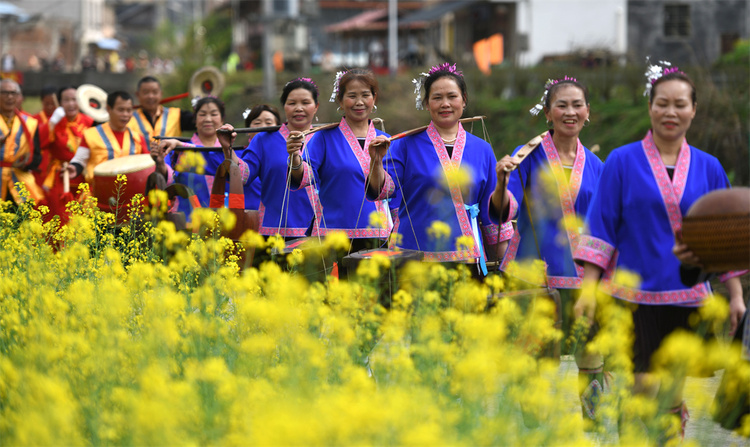 吹蘆笙彈琵琶歌慶“祭薩節” 中外遊客探秘廣西龍勝原生態民族文化_fororder_3月24日，在廣西桂林市龍勝各族自治縣樂江鎮寶贈村，侗族民眾在參加民俗巡遊。 (6).JPG