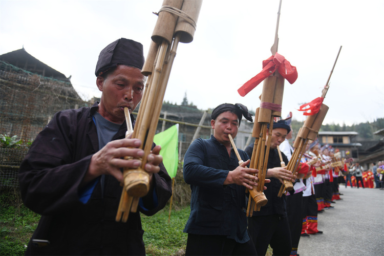 吹蘆笙彈琵琶歌慶“祭薩節” 中外遊客探秘廣西龍勝原生態民族文化_fororder_3月24日，在廣西桂林市龍勝各族自治縣樂江鎮寶贈村，侗族民眾在吹蘆笙迎賓。.JPG