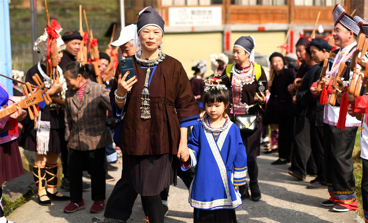 吹蘆笙彈琵琶歌慶“祭薩節” 中外遊客探秘廣西龍勝原生態民族文化_fororder_3月24日，在廣西桂林市龍勝各族自治縣樂江鎮寶贈村，侗族民眾身著節日盛裝前來參加“祭薩節”活動。.JPG