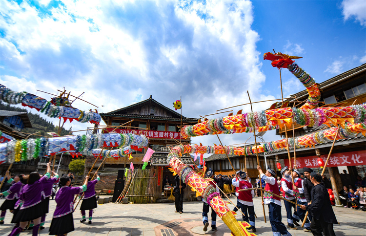 吹蘆笙彈琵琶歌慶“祭薩節” 中外遊客探秘廣西龍勝原生態民族文化_fororder_3月24日，在廣西桂林市龍勝各族自治縣樂江鎮寶贈村，侗族民眾在“祭薩節”活動上表演舞龍。.JPG