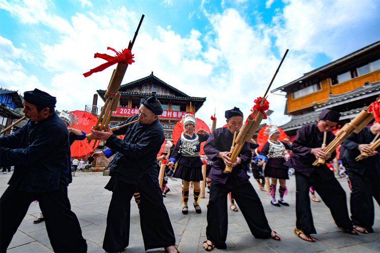 吹蘆笙彈琵琶歌慶“祭薩節” 中外遊客探秘廣西龍勝原生態民族文化_fororder_3月24日，在廣西桂林市龍勝各族自治縣樂江鎮寶贈村，侗族民眾在表演蘆笙踩堂。 (1).JPG