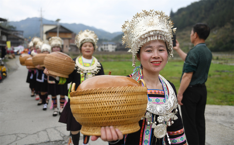 吹蘆笙彈琵琶歌慶“祭薩節” 中外遊客探秘廣西龍勝原生態民族文化_fororder_3月24日，在廣西桂林市龍勝各族自治縣樂江鎮寶贈村，侗族民眾在參加民俗巡遊。 (8).JPG