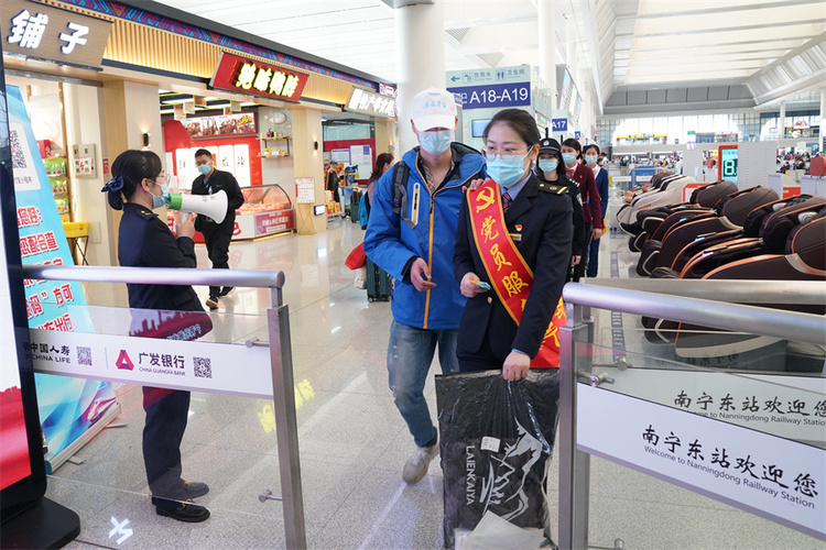 探訪廣西最大火車站 見證南廣高鐵十年發展變化_fororder_圖為南寧東站為盲人旅客提供專用進站通道于莉攝