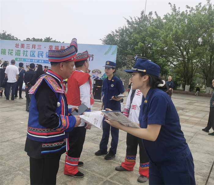 【潮起三月三】廣西防城港：壯族“三月三” 安全普法“唱”起來_fororder_消防宣傳員現場發放消防宣傳資料