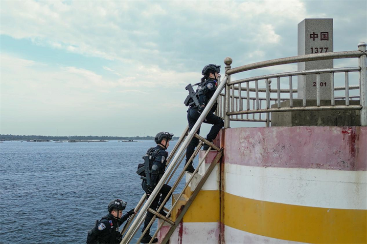 廣西防城港移民管理警察迎風戰浪 守邊護海_fororder_圖片4