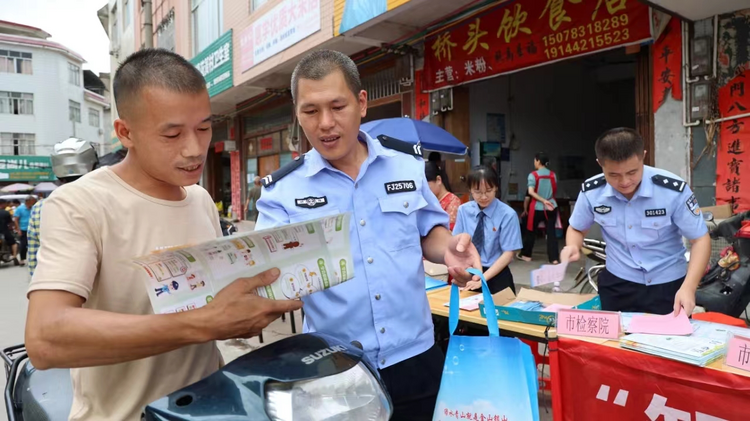 進學校下企業走基層 廣西荔浦警方開展反詐宣傳講實效_fororder_圖片3