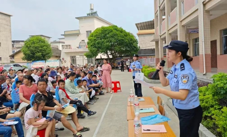 進學校下企業走基層 廣西荔浦警方開展反詐宣傳講實效_fororder_圖片2