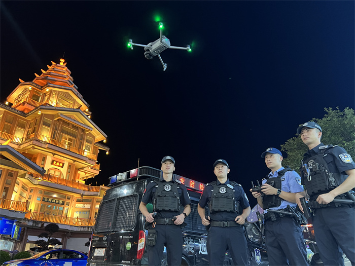 擰緊夏夜“安全閥” 廣西公安開展夏夜治安巡查宣防第一次集中統一行動_fororder_7月6日晚，在龍勝各族自治縣北岸附近，不少老百姓前往攬勝樓散步，上空不時響起這樣的“隔空喊話”。在現場執勤的龍勝公安“警航小分隊”民警通過警用無人機監測轄區治安情況。