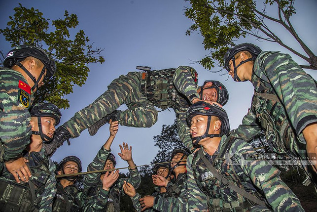 廣西玉林：武警特戰隊員野外駐訓趣事多