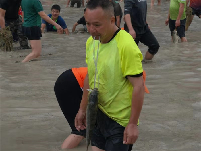 廣西淩雲舉辦“水上搶頭鴨”系列民俗活動慶豐收