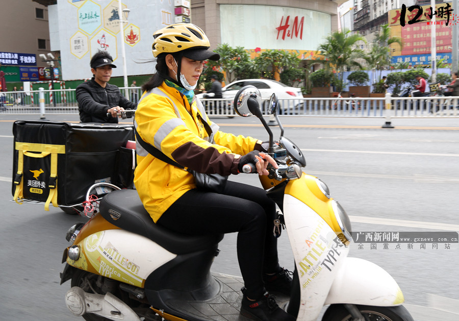 外賣女騎手：城市裏的一道靚麗風景線