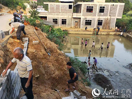 打好“黨建牌” 扮靚小山村