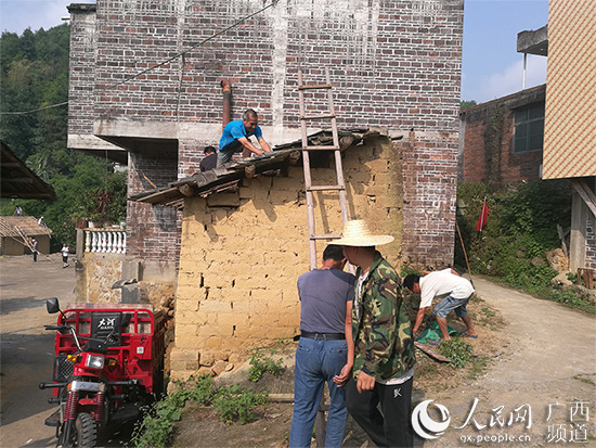 打好“黨建牌” 扮靚小山村