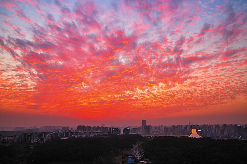 又見晚霞祥雲鋪滿天，未來南寧將持續晴幹天氣