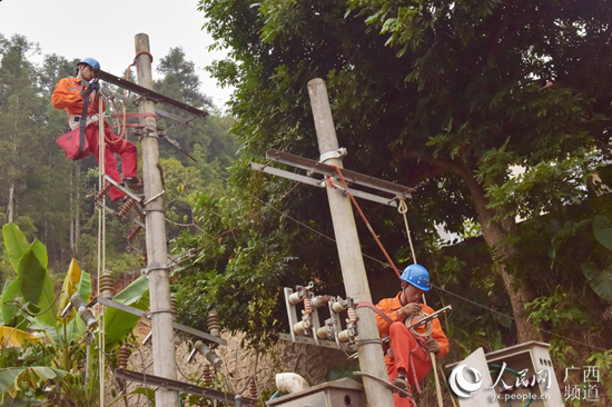 “電亮”八桂大地貧困鄉村圓夢路 ——廣西新一輪農村電網改造升級現場直擊