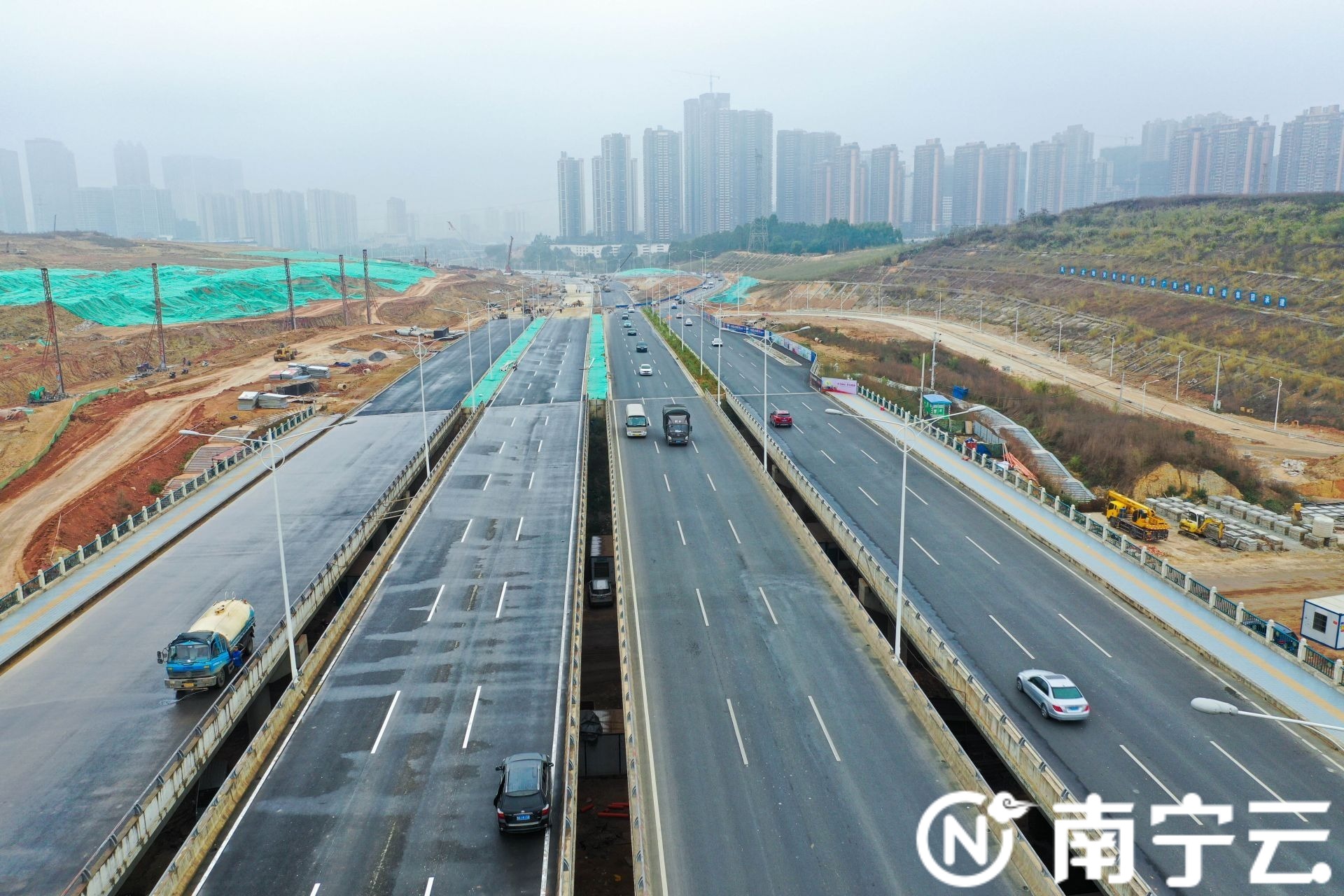 南寧鳳嶺北路(廂竹大道-高坡嶺路)12月30日主線通車 市民到東站更方便