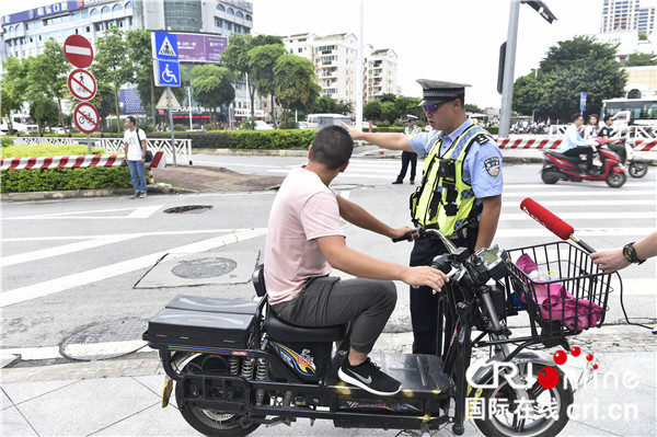 電動車非法闖南湖隧道現象成風 南寧交警開展專項整治