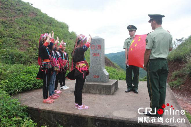 崇左寧明邊防武警攜手小瑤胞“走邊境、學擔當”