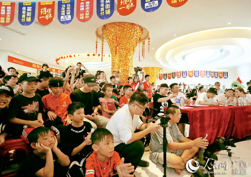 貴港市首屆網絡文化節之街舞大賽熱力開賽