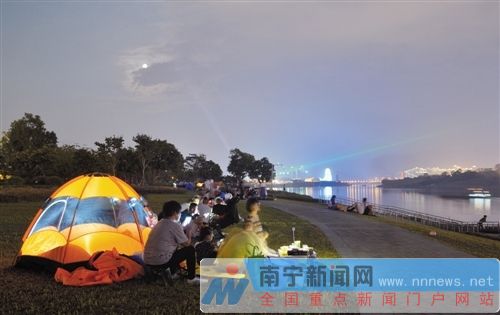 中秋明月照萬家 市民歡聚南寧各大公園景區遊玩賞月