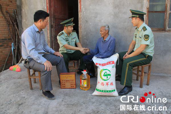 【唐已審】【供稿】崇左寧明邊防武警關愛農村退伍軍人貧困戶