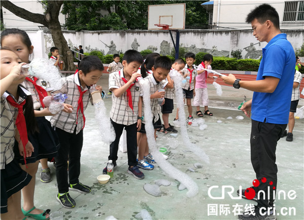 【唐已審】【原創】南寧市民主路小學科技節精彩紛呈  學生“玩轉科學”興致濃