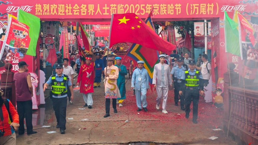 廣西東興：京族群眾載歌載舞慶“哈節”